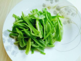 7、#咸味##补血护肝#青椒炒猪肝,青椒去根，洗干净，去籽切丝备用。