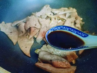 14、#咸味##补血护肝#青椒炒猪肝,再加入生抽。