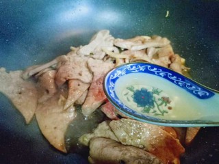 15、#咸味##补血护肝#青椒炒猪肝,加入料酒。