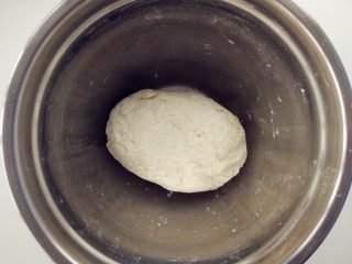 3、素烧麦,盖好静置饧面20分钟
