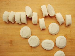 6、素烧麦,面团揉成光滑的长条，切成大小相当的剂子，压扁