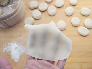 7、素烧麦, 用擀面杖旋转着擀成中间稍厚，边缘很薄的圆片。面团很筋道，可以擀到半透明的程度也不会破