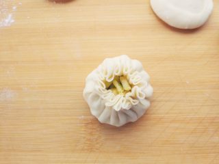 10、素烧麦,完成后稍整理一下形状，大致如图的样子。烧麦是不封口的，这样馅料更容易熟透，且蒸汽会使其更滋润