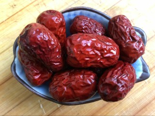 3、健康美味红薯绿豆大枣粥,在拿写大红枣,清水冲洗几遍,洗干净。