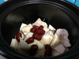 4、健康美味红薯绿豆大枣粥,放到砂锅里面,这时先不加水,因为后面还有食材。