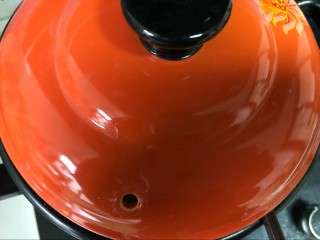 11、健康美味红薯绿豆大枣粥,然后再盖上盖子,开中小火,烧开,转小火即可,我喜欢砂锅煮的粥,所以都是早起,起来,往砂锅里加入自己喜欢的食材,然后煮上两小时,中间看两次就行,不用管它。