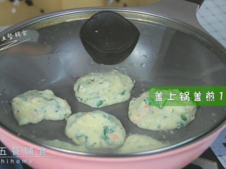 6、蔬菜软松饼,加盖，煎1-2分钟。