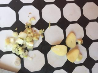 5、宫保鸡丁,蒜切片，葱姜切末