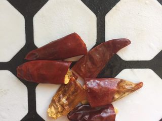 6、宫保鸡丁,辣椒切段