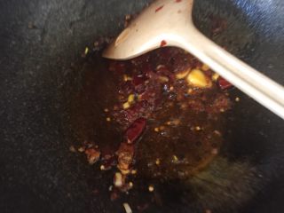 11、宫保鸡丁,放入辣椒炒香