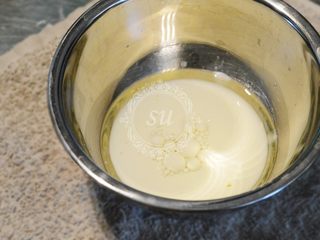 1、夏日清爽柠檬乳酪杯子蛋糕,牛奶和玉米油称量后混合