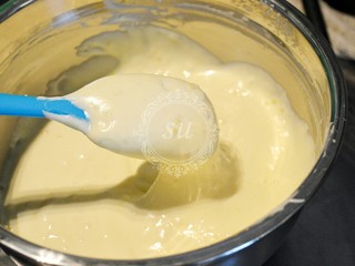 11、夏日清爽柠檬乳酪杯子蛋糕,最后混合好的面糊状态如图。面糊有张力，可以连贯下落