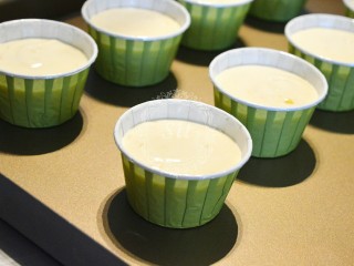 12、夏日清爽柠檬乳酪杯子蛋糕,用裱花袋将面糊分入到容器中，大约9分满。送入烤箱，中层，转170℃，烤25分钟。