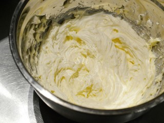 13、夏日清爽柠檬乳酪杯子蛋糕,加入砂糖和奶油，继续混合打发至如图状态即可，选用喜欢的花嘴装入裱花袋备用