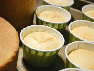 14、夏日清爽柠檬乳酪杯子蛋糕,烤好晾凉的蛋糕会有一些下落回缩，这是正常现象。大家可以再分面糊的时候多挤一些