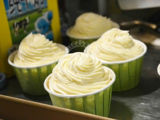 15、夏日清爽柠檬乳酪杯子蛋糕,挤好奶酪霜，放入冰箱冷藏