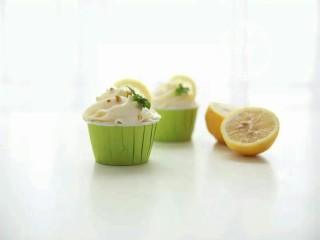 16、夏日清爽柠檬乳酪杯子蛋糕,食用之前切一些柠檬片，加一小片薄荷叶，清清爽爽简单又好看