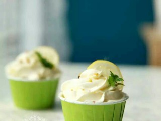 17、夏日清爽柠檬乳酪杯子蛋糕,奶酪霜装饰了柠檬片的那部分由于吸收了柠檬汁的味道是最好吃的哦~（不过也可能因为我喜欢吃酸的吧）