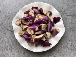 4、红烧茄子,把茄子挤去水份