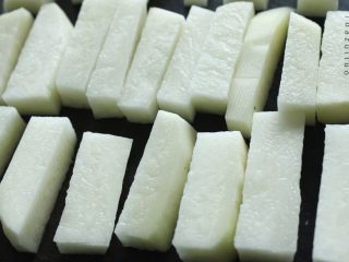 4、土豆“排骨”の鸡胸肉丨大嘴螺,土豆切成条状，让土豆条拥有一根酷似骨头的外貌，土豆条长短大小尽量均匀