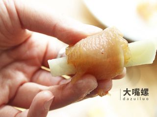 7、土豆“排骨”の鸡胸肉丨大嘴螺,接着再把腌制好的鸡胸肉卷裹在其上面。仿佛看到了新鲜的排骨与小鸡腿，下次是否还能尝试做个[土豆“鸡腿”]，裹出一个大鸡腿，想想就开心~