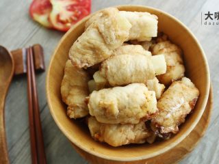 10、土豆“排骨”の鸡胸肉丨大嘴螺,盛出装盘，鸡肉的口感和土豆融合在一起，酥酥脆脆的赶脚，连“骨头”都能吃掉的“排骨”，简单易操作，还不快快get起来