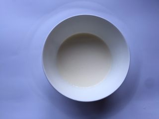 1、凹型海绵蛋糕,淡奶油和玉米油混合均匀，隔水加热到温热