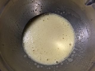 3、凹型海绵蛋糕,鸡蛋液和细砂糖混合在打蛋盆里，隔水加热，用手抽搅拌至砂糖融化即可