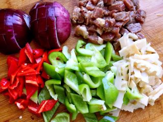 2、蚝油双椒牛肉贝壳面＋#面条变身计划#,准备食材：牛肉切成稍大点的丁，加盐，蛋清，生抽，淀粉抓匀腌制一会。洋葱切成小块，红椒和青椒切成菱形片，竹笋切薄片备用。