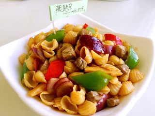 11、蚝油双椒牛肉贝壳面＋#面条变身计划#,出锅喽……是不是很简单哦。也很方便的，最重要的是家里做的既干净，又省钱！