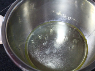 4、酸奶溶豆,鸡蛋分离出蛋清，打入盆中，盆子内一定要无油无水，鸡蛋我用的是每个约70克的大鸡蛋，且至少提前冷藏两个小时，鸡蛋也要新鲜。