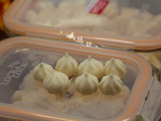 15、酸奶溶豆,烤好纹路也非常漂亮，烤好以后取出马上装入容器密封起来，不然接触空气很容易疲软掉，装入保鲜盒后能保持很长时间。