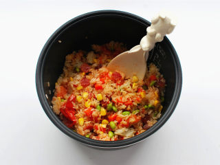 1、懒人饭：一只番茄饭,将番茄压碎，连同其它食材一同搅拌均匀即可开饭。