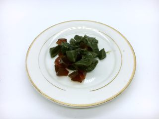 2、上汤娃娃菜,皮蛋半个个,切成丁。