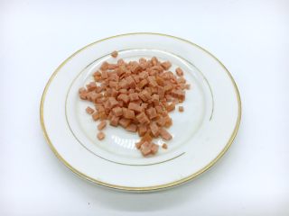 3、上汤娃娃菜,火腿切成丁。