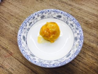 6、上汤娃娃菜,鸭蛋取蛋黄。