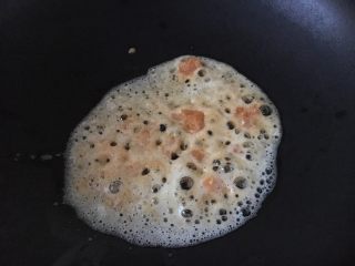 7、上汤娃娃菜,热锅凉油,放入鸭蛋黄,用铲子把蛋黄碾碎。