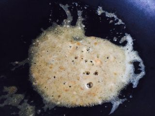 8、上汤娃娃菜,小火将鸭蛋黄炒成细细的颗粒状。