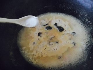 11、上汤娃娃菜,放入少许的盐调味(也可以不放)。