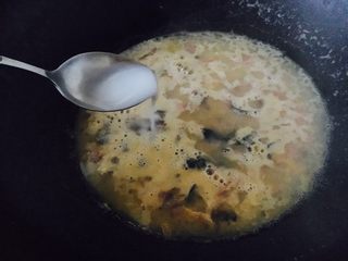 12、上汤娃娃菜,放入2勺水淀粉勾薄芡。