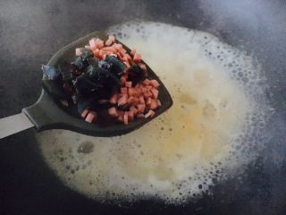 10、上汤娃娃菜,高汤煮开后放入皮蛋碎和火腿碎,再将汤煮开。