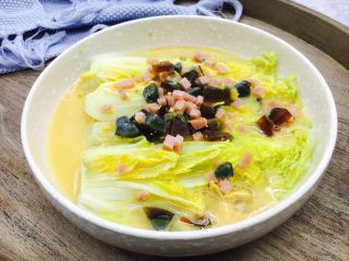 13、上汤娃娃菜,把汤汁倒入盛有娃娃菜的盘子里。