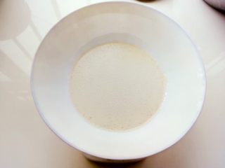 2、白吉馍(含中式汉堡做法),温水中加入酵母搅拌均匀