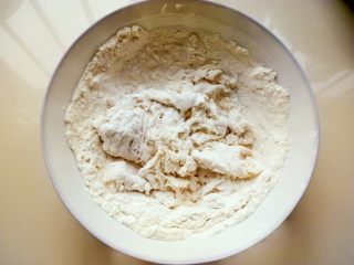 3、白吉馍(含中式汉堡做法),加入面粉用筷子搅拌成絮状
