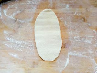 8、白吉馍(含中式汉堡做法),将面团按扁后擀成长椭圆形