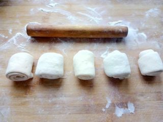 11、白吉馍(含中式汉堡做法),依次将面团卷好,盖一层保鲜膜松弛10min