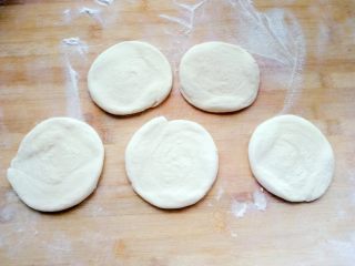 13、白吉馍(含中式汉堡做法),按扁后擀成圆饼状(不要太薄,上下左右各擀一次就好)