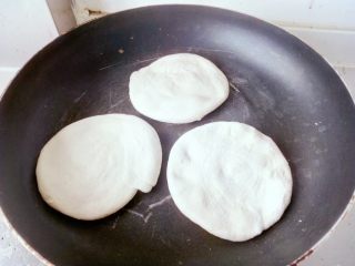 14、白吉馍(含中式汉堡做法),平底锅小火加热,不用抹油,放入面饼
