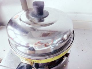 15、白吉馍(含中式汉堡做法),盖上锅盖后焖3min左右