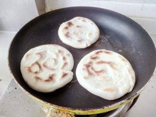 16、白吉馍(含中式汉堡做法),面饼翻面盖上盖子继续焖3min